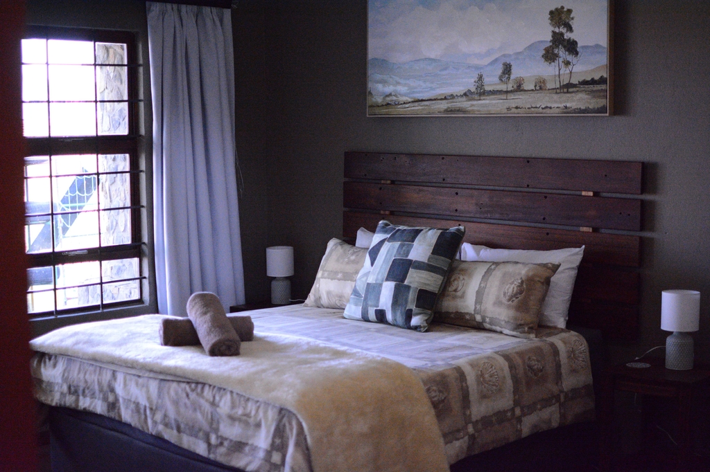 Double bedroom with wooden headboard